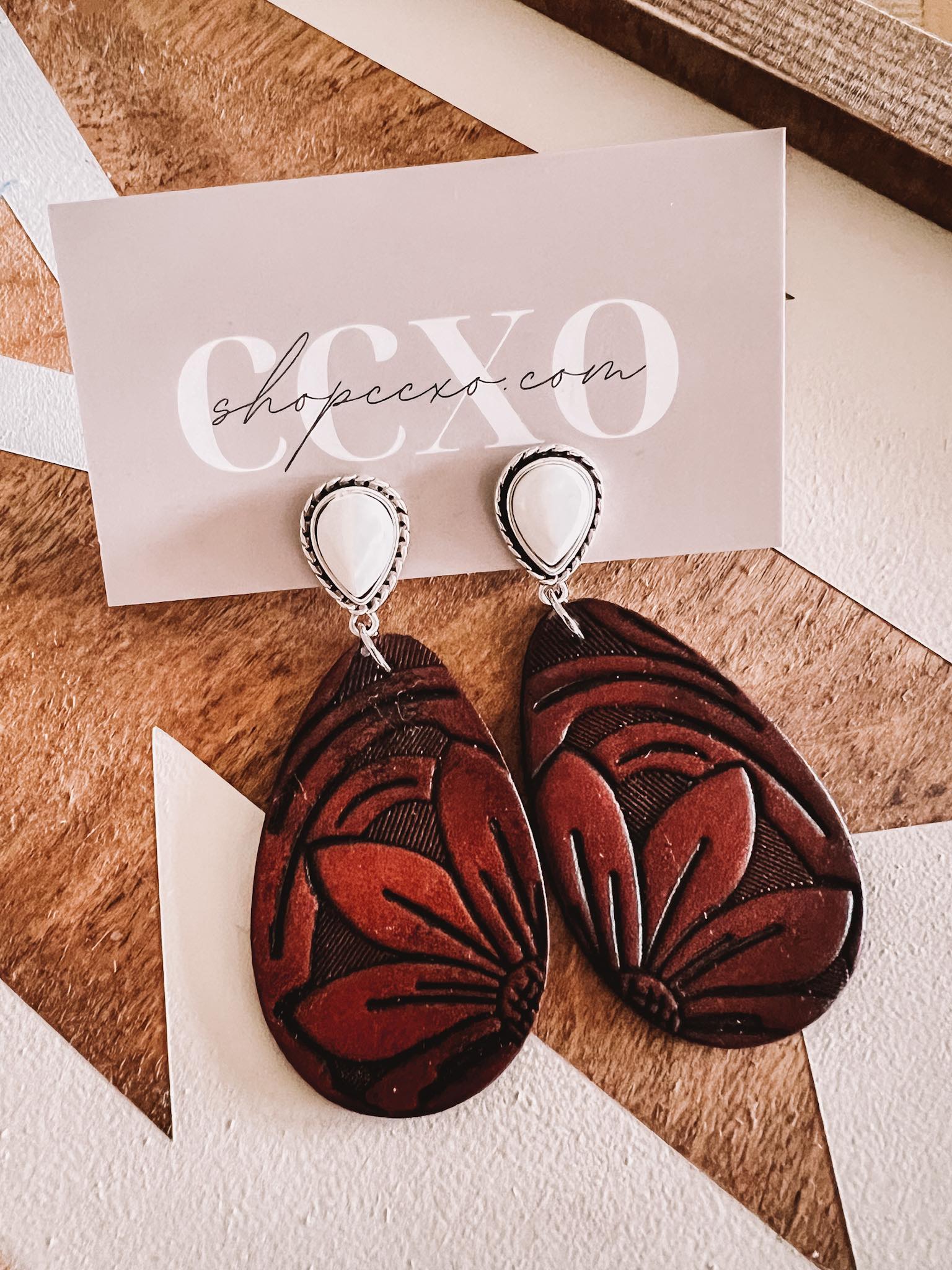 (SALE) Dutton Leather Earrings (White)